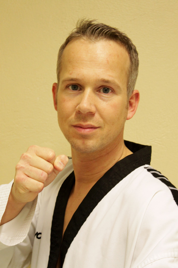 <b>Jan Linnenbank</b> 3. Dan (Schwarz) Trainer-C-Lizenz/Taekwondo DTU Prüfer - Jan-LINNENBANK-Trainer-Taekwondo